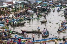 Tác giả Kiều Anh Dũng của Việt Nam đã giành giải nhất trị giá 500 USD cho bức ảnh về cảnh mua bán trên chợ nổi Sóc Trăng vào buổi ban mai. (Nguồn: Vietnam+)