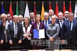 Đại diện Cấp cao phụ trách chính sách an ninh và đối ngoại EU Federica Mogherini (giữa) sau lễ ký. (Nguồn: AFP/TTXVN)