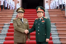 Bộ trưởng Bộ Quốc phòng Ngô Xuân Lịch đón Bộ trưởng Bộ các Lực lượng vũ trang cách mạng Cuba Leopoldo Cintra Frías. (Ảnh: Văn Điệp/TTXVN)