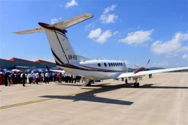 Chuyến bay đầu tiên đáp xuống sân bay Vân Đồn. (Ảnh: Văn Đức/TTXVN)