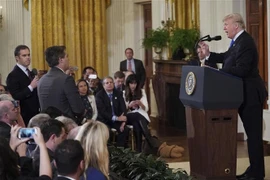 Phóng viên Jim Acosta (thứ 2, trái, đứng) tại một cuộc họp báo do Tổng thống Mỹ Donald Trump chủ trì ở Washington, DC., ngày 7/11. (Nguồn: AFP/TTXVN)