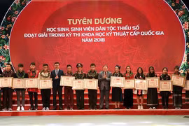 Chủ tịch Trung ương Hội Nông dân Việt Nam Thào Xuân Sùng và Bí thư Trung ương Đoàn Bùi Quang Huy trao Bằng khen của Trung ương Đoàn cho học sinh, sinh viên đạt giải trong cuộc thi Khoa học Kỹ thuật cấp Quốc gia năm 2018. (Ảnh: Văn Điệp/TTXVN)