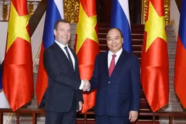 Thủ tướng Nguyễn Xuân Phúc chụp ảnh chung với Thủ tướng Nga Dmitry Medvedev trước khi tiến hành hội đàm. (Ảnh: Thống Nhất/TTXVN)