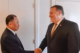 Ngoại trưởng Mỹ Mike Pompeo (phải) và Phó Chủ tịch Ủy ban Trung ương Đảng Lao động Triều Tiên Kim Yong-chol trong cuộc gặp tại New York , Mỹ ngày 31/5. (Nguồn: YONHAP/TTXVN)