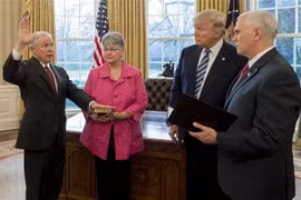 Ông Jeff Sessions (trái) tuyên thệ nhậm chức Bộ trưởng Tư pháp Mỹ trước Tổng thống Donald Trump (thứ hai, phải) và Phó Tổng thống Mike Pence (phải) tại Washington, DC., ngày 9/2/2017. (Nguồn: AFP/TTXVN)