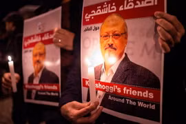 Thắp nến tưởng niệm nhà báo Jamal Khashoggi bên ngoài lãnh sự quán Saudi Arabia ở Istanbul, Thổ Nhĩ Kỳ. (Nguồn: AFP/TTXVN)