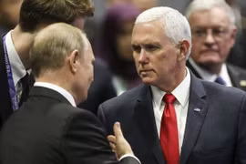 Tổng thống Nga Vladimir Putin và Phó Tổng thống Mỹ Mike Pence. (Nguồn: theherald.com.au)