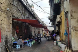 Phố Gầm Cầu đoạn nhìn từ phố Hàng Cót với 6 vòm cầu sẽ được đục thông. (Ảnh: Đinh Thuận/TTXVN)