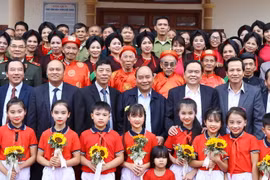 Thủ tướng Nguyễn Xuân Phúc với các đại biểu tham gia Ngày hội đại đoàn kết toàn dân tộc. (Ảnh: Thống Nhất/TTXVN)