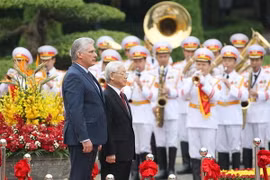 Tổng Bí thư, Chủ tịch nước Nguyễn Phú Trọng và Chủ tịch Hội đồng Nhà nước và Hội đồng Bộ trưởng Cuba Miguel Mario Díaz-Canel Bermúdez trên bục danh dự nghe Quân nhạc cử Quốc thiều hai nước. (Ảnh: Lâm Khánh/TTXVN)