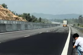 Điểm hư hỏng trên cao tốc Đà Nẵng-Quảng Ngãi vừa được sửa chữa. (Ảnh: Trần Tĩnh/TTXVN)