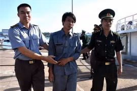 Lực lượng chức năng đưa thuyền viên Nguyễn Văn Dũng lên xe cứu thương đến bệnh viện Bà Rịa tiếp tục điều trị. (Ảnh: Huỳnh Ngọc Sơn/TTXVN)