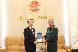 Thượng tướng Nguyễn Chí Vịnh trao quà lưu niệm tặng Đại sứ Hùng Ba. (Nguồn: qdnd.vn)