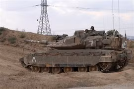Binh sỹ và xe quân sự Israel được triển khai gần Kibbutz of Nahal Oz, giáp giới Dải Gaza. (Nguồn: AFP/TTXVN)