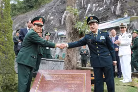 Bộ trưởng Quốc phòng Ngô Xuân Lịch bắt tay Bộ trưởng Quốc phòng Trung Quốc Ngụy Phượng Hòa tại lễ tham gia trồng cây lưu niệm ở Khu di tích lịch sử Pác Bó (Cao Bằng). (Ảnh: Dương Giang/TTXVN)