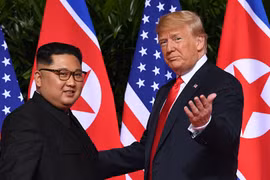 Nhà lãnh đạo Kim Jong Un (trái) và Tổng thống Donald Trump trong cuộc gặp trực tiếp đầu tiên. (Nguồn: CNN)