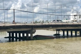 Sà lan chở cát bị chìm dưới chân cầu Cái Khế. (Ảnh: Thanh Sang/TTXVN)