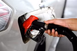Tại một trạm bơm xăng ở Lianyungang, tỉnh Giang Tô, miền đông Trung Quốc. (Nguồn: THX/TTXVN)