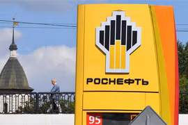 Biểu tượng Tập đoàn dầu khí Rosneft tại trạm xăng ở Moskva, Nga. (Nguồn: AFP/TTXVN)