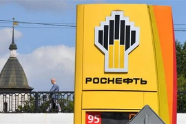 Biểu tượng Tập đoàn dầu khí Rosneft tại trạm xăng ở Moskva, Nga. (Nguồn: AFP/TTXVN)