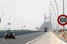 Phương tiện lưu thông trên cầu Bạch Đằng. (Ảnh: Văn Đức/TTXVN)