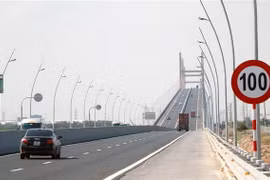 Phương tiện lưu thông trên cầu Bạch Đằng. (Ảnh: Văn Đức/TTXVN)