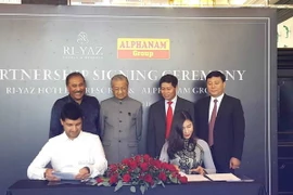 Thủ tướng Mahathir và Đại sứ Lê Quý Quỳnh chứng kiến lễ ký kết. (Ảnh: Hoàng Nhương/Vietnam+)