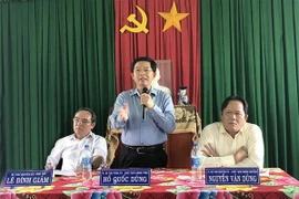 Chủ tịch UBND tỉnh Bình Định Hồ Quốc Dũng giải đáp những thắc mắc, kiến nghị của người dân thôn Mỹ Phú Bắc. (Ảnh: Nguyên Linh/TTXVN)