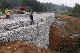 Đường tránh cầu Ngòi Thủ trên cao tốc Nội Bài-Lào Cai bị sạt lở nghiêm trọng. (Ảnh: Việt Dũng/TTXVN)