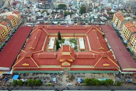 Công trình được phục chế theo nguyên mẫu mái ngói, rui mè (xây dựng lúc đầu vào năm 1928), có mặt tiền dài 89,2m, rộng 108,6m, cao 13,1m, nóc nhà gắn đồng hồ. (Ảnh: Thanh Vũ/TTXVN)