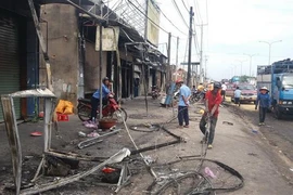 Đường điện đang được lực lượng chức năng cho khắc phục. (Ảnh: Đậu Tất Thành/TTXVN)