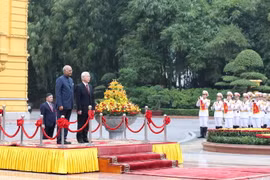 Tổng Bí thư, Chủ tịch nước Nguyễn Phú Trọng và Tổng thống Ấn Độ Ram Nath Kovind trên bục danh dự, nghe Quân nhạc cử Quốc thiều hai nước. (Ảnh: Trí Dũng/TTXVN)