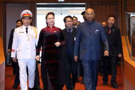 Chủ tịch Quốc hội Nguyễn Thị Kim Ngân đón Tổng thống Ấn Độ Ram Nath Kovin. (Ảnh: Trọng Đức/TTXVN)