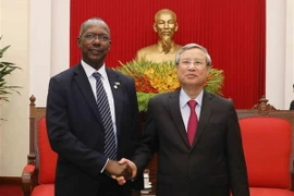 Thường trực Ban Bí thư Trần Quốc Vượng tiếp ông Faisal Hassan Ibrahim. (Ảnh: Phương Hoa/TTXVN)