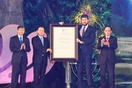 Ông Michael Croft, Trưởng đại diện Văn phòng UNESCO tại Việt Nam, trao Danh hiệu Công viên địa chất toàn cầu UNESCO Non nước Cao Bằng. (Ảnh: Thống Nhất/TTXVN)