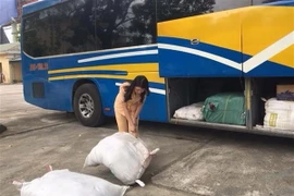 Số bì lợn ôi thiu được lực lượng cảnh sát giao thông phát hiện, bắt giữ. (Ảnh: Trịnh Duy Hưng/TTXVN)