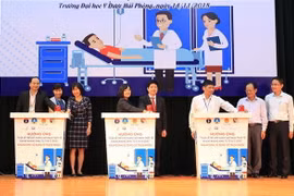 Lễ bấm nút thắp sáng, chung tay hành động, chống kháng thuốc. (Ảnh: An Đăng/TTXVN)