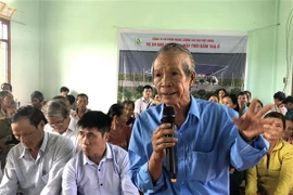 Người dân thôn Mỹ Phú Bắc, xã Mỹ Lợi, huyện Phù Mỹ nêu kiến nghị tại buổi đối thoại với lãnh đạo tỉnh Bình Định. (Ảnh: Nguyên Linh/TTXVN)