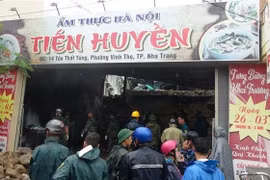 Hiện trường của vụ sạt lở đất đá gây sập tường nhà. (Ảnh: Phan Sáu/TTXVN)
