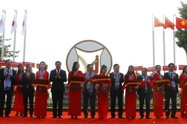 Cắt băng khánh thành Khu công nghiệp hữu nghị Việt Nam-Nhật Bản. (Ảnh: Thanh Liêm/TTXVN)