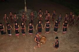 Đội cồng chiêng xã Ia Ka, huyện Chư Păh tích cực tập luyện để trình diễn trại Festival văn hóa cồng chiêng Tây Nguyên 2018. (Ảnh: Hồng Điệp/TTXVN)