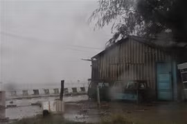 Khu vực bãi biển Tân Thành, huyện Gò Công Đông, Tiền Giang, đang có mưa to. (Ảnh: Minh Trí/TTXVN)