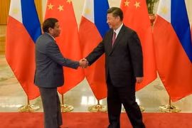 Tổng thống Philippines Rodrigo Duterte đón Chủ tịch nước Trung Quốc Tập Cận Bình. (Nguồn: AFP)