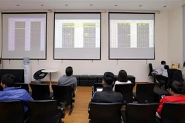 Khách hàng giao dịch tại sàn giao dịch BVSC. (Ảnh: Trần Việt/TTXVN)