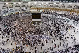 Các tín đồ Hồi giáo cầu nguyện tại Đại lễ đường ở Thánh địa Mecca, Saudi Arabia. (Nguồn: AFP/TTXVN)