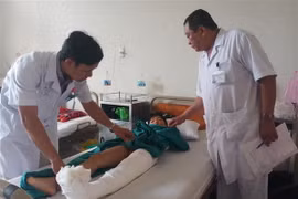 Một nạn nhân bị đất đá đè lên được đưa vào Bệnh viện Đa khoa Khánh Hòa cấp cứu kịp thời, hiện sức khỏe của nạn nhân đã ổn định. (Ảnh: Phan Sáu/TTXVN)