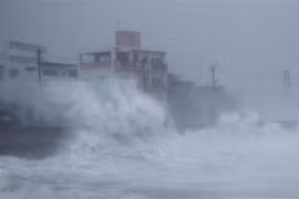 Sóng lớn ngoài khơi bờ biển Yonabaru khi bão Trami đổ bộ tỉnh Okinawa, Nhật Bản ngày 29/9. (Nguồn: Kyodo/TTXVN)