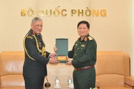 Đại tướng Ngô Xuân Lịch trao quà lưu niệm tặng Đại tướng Bipin Rawat. (Nguồn: qdnd.vn)