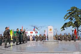 Linh thiêng Lễ Chào cột mốc của đại diện lực lượng bảo vệ biên giới ba nước Việt Nam-Lào-Campuchia. (Ảnh: Quang Thái/TTXVN)