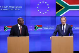 Chủ tịch EC Donald Tusk (phải) và Tổng thống Nam Phi Cyril Ramaphosa. (Nguồn: irna.ir)